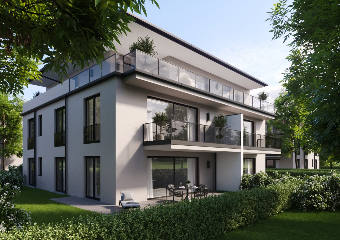 Modernes Mehrfamilienhaus mit Balkonen und umliegendem Grün.